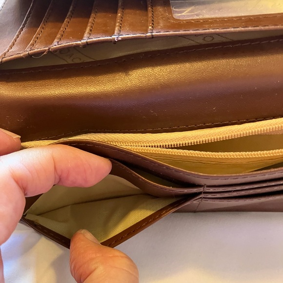 Faux COACH Women’s Wallet in Elegant Shades of Brown - Picture 6 of 7